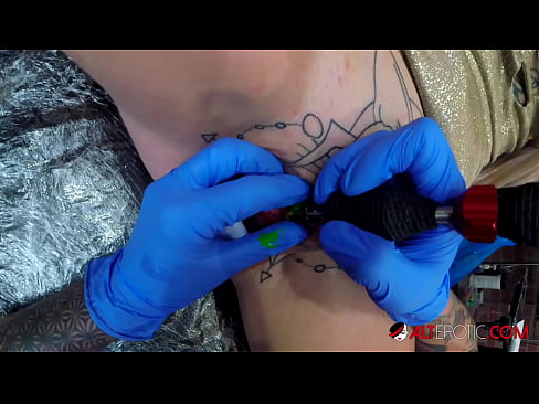 ❤️ Extremamente tatuada, a brasa Sully Savage fez uma tatuagem em seu clítoris ️ Porno em pt-br.sexonfire.ru ️❤