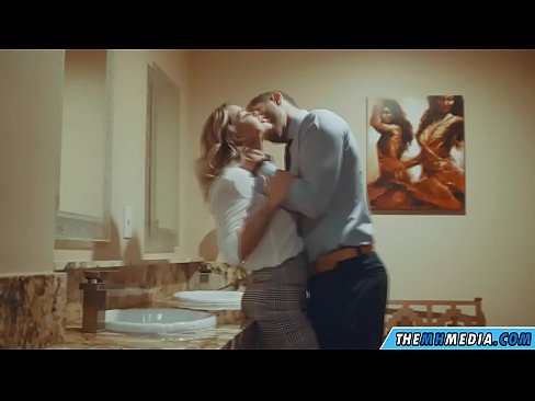 ❤️ Quando uma loira peituda o seduz em um banheiro público ️ Porno em pt-br.sexonfire.ru ️❤